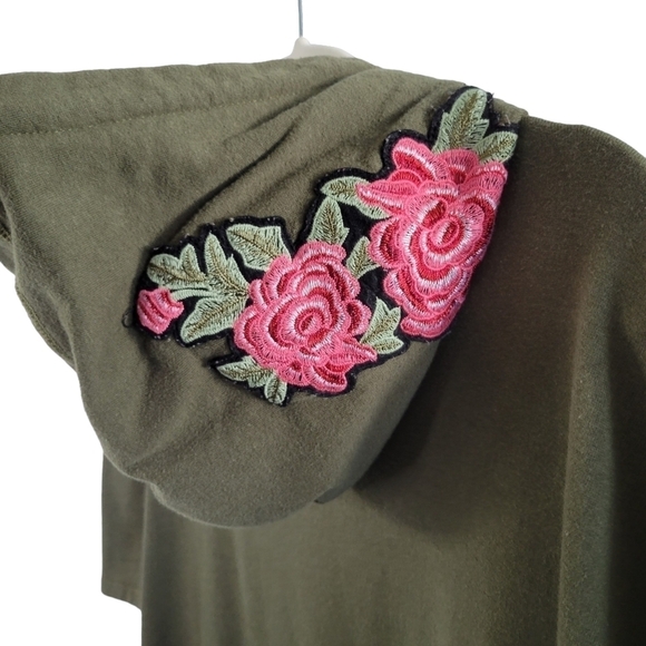 Carbon Women's Army Green Floral Embroidered Short Sleeve Pullover Hoodie Size M - Picture 3 of 9